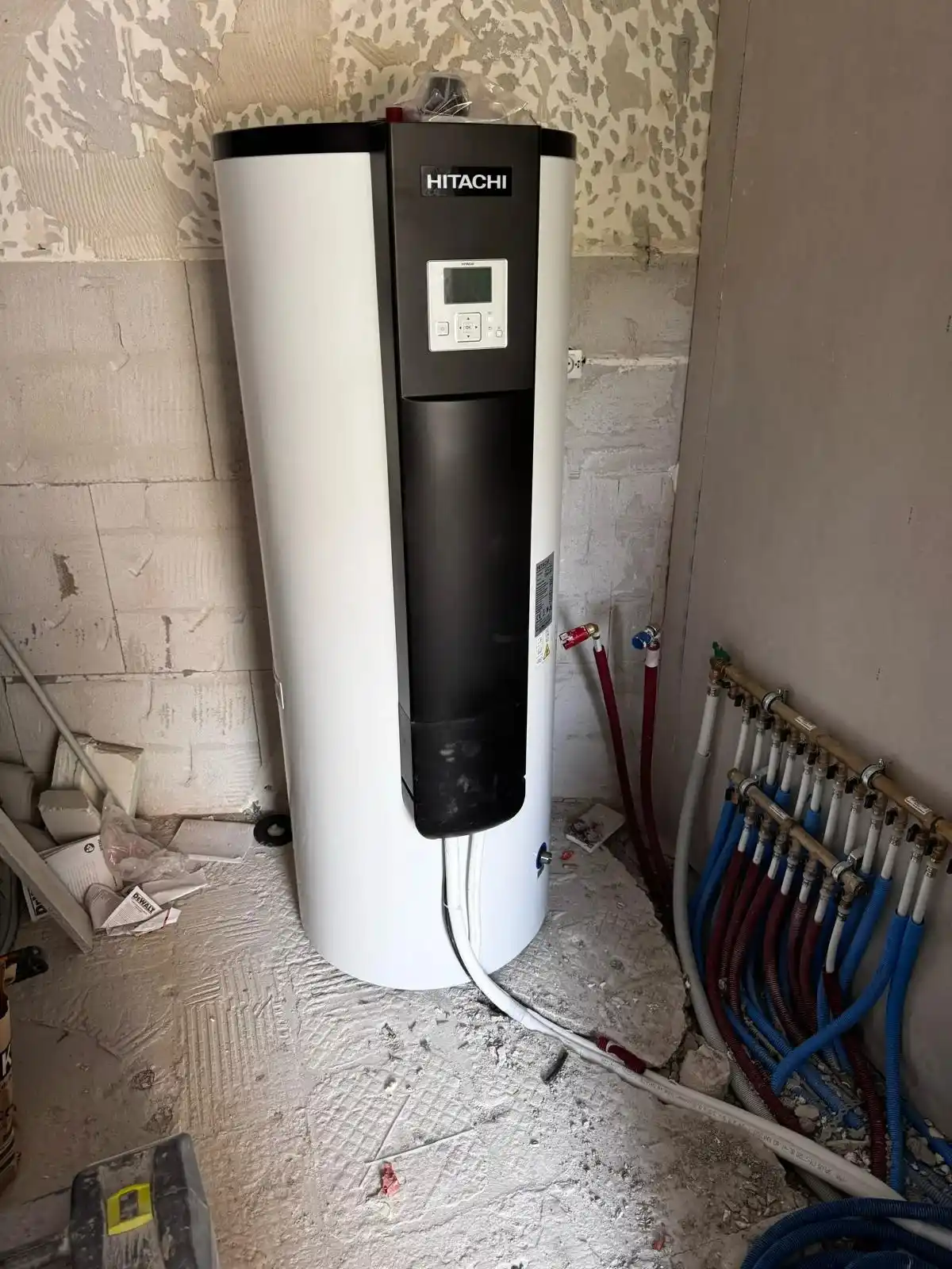 Quelqu'un réglant la vanne thermostatique d'un radiateur de chauffage.